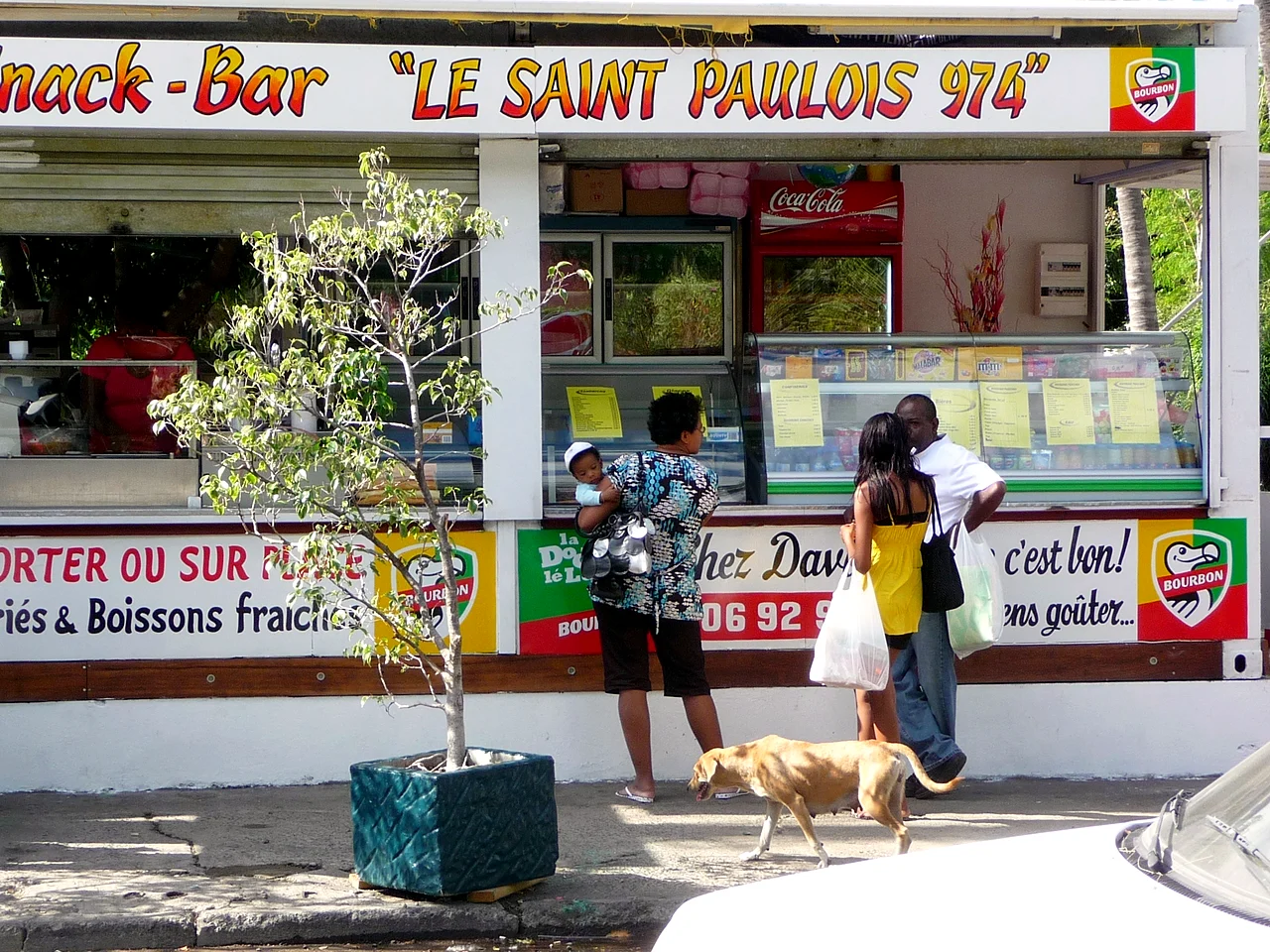 「SNACK-BAR LE SAINT PAULOIS 974」の看板を出した路上のスナック