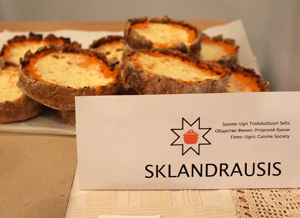 「SKLANDRAUSIS」と書かれた札を添えて試食用に並べられたスクランドラウシス