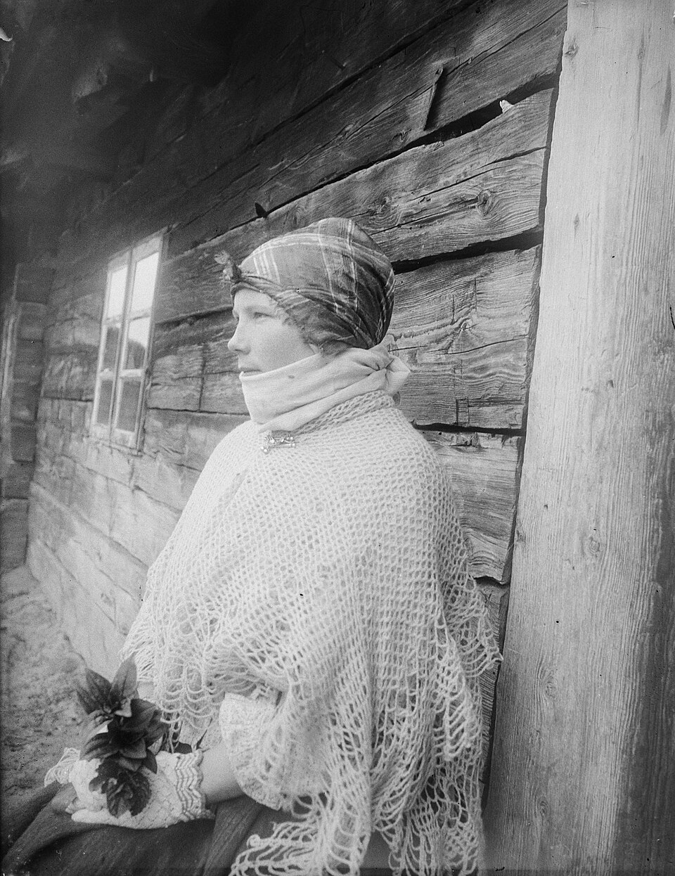 1902年、リーヴ海岸のリエルイルベで撮影されたリーヴ人の花嫁の白黒写真