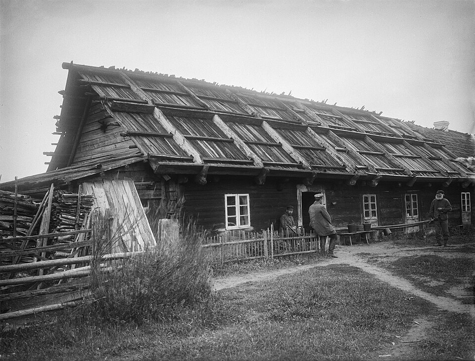 1902年、リーヴ海岸のヤウンアンディン村で撮影された板葺き屋根の木造家屋の白黒写真