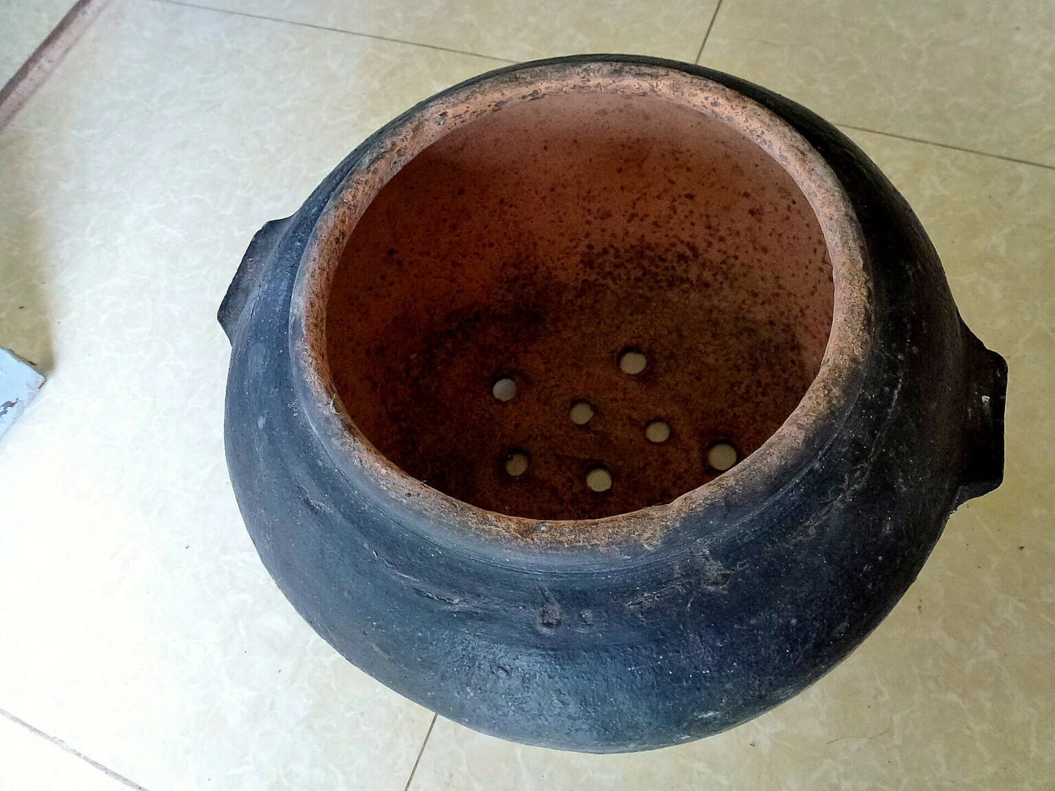 底に穴のあいた土製の甑を上から見たところ