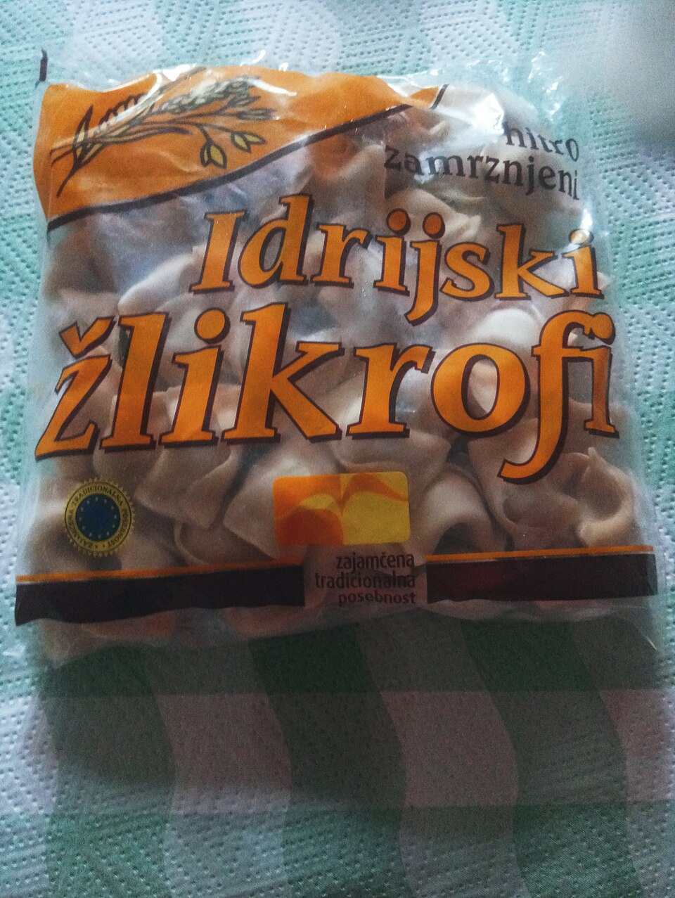 「Idrijski žlikrofi」と書かれた冷凍食品の袋
