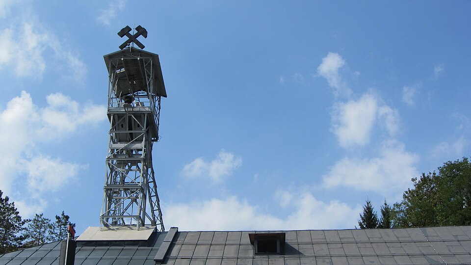 青空を背にそびえる鉱山の鉄製巻き上げ櫓