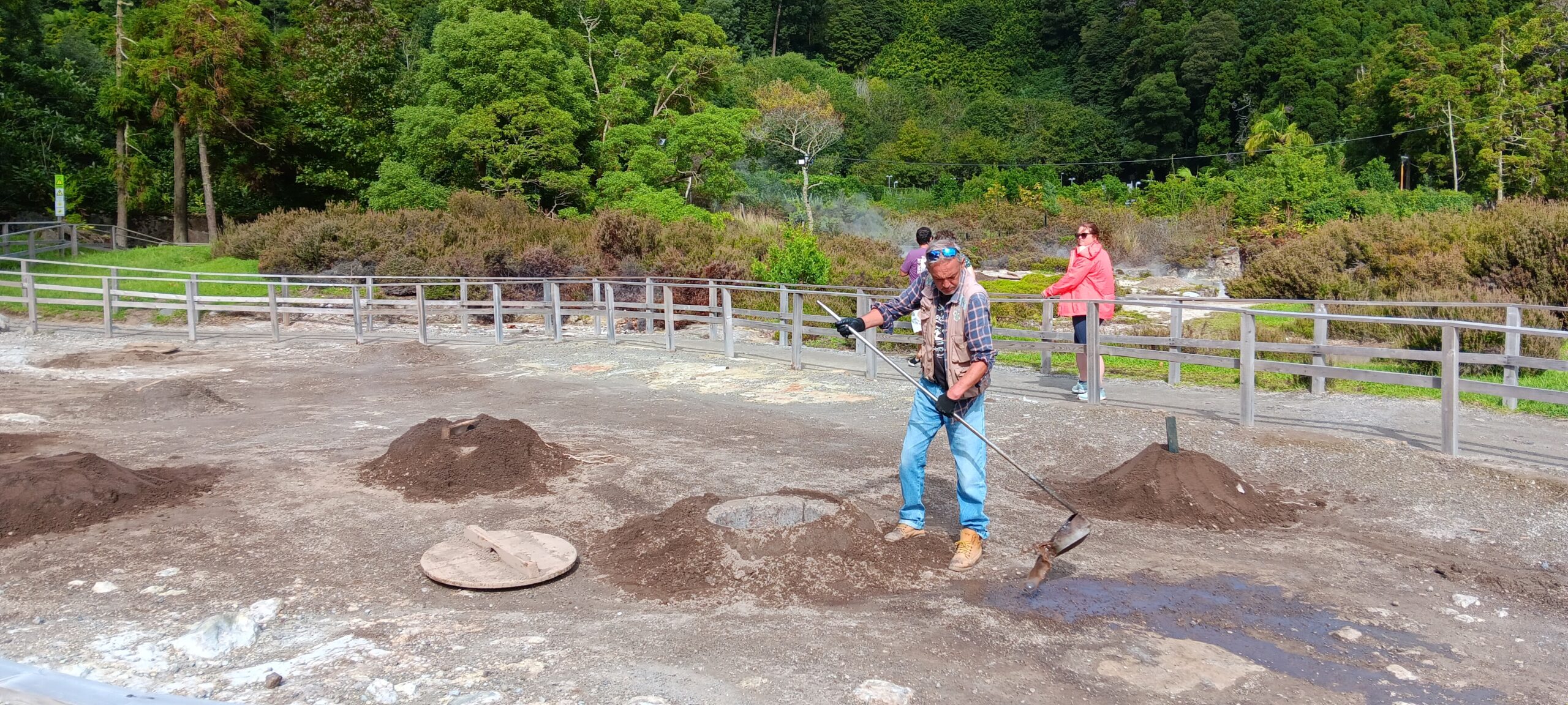サンミゲル島フルナス湖の噴気地帯に並ぶコジード用の地熱調理穴
