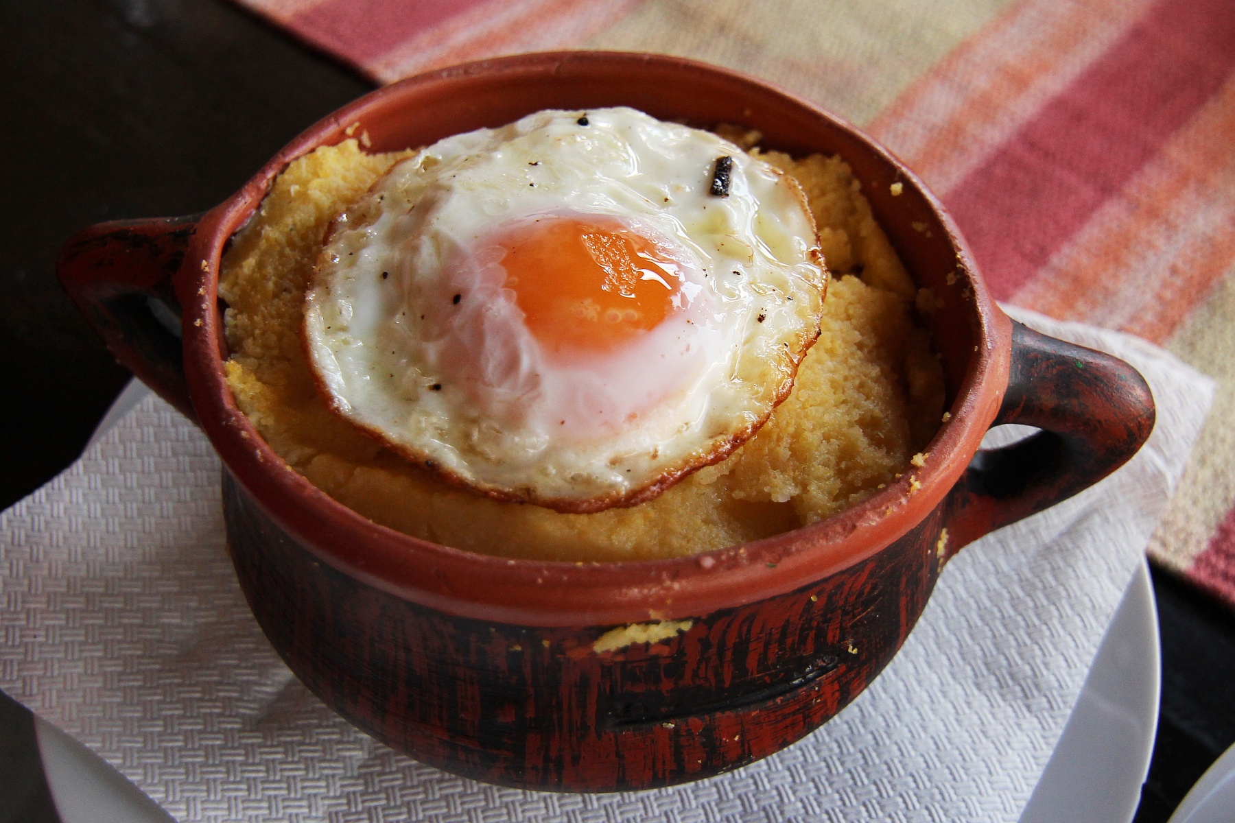 ママリガとチーズから作るブルズに目玉焼きを添えた皿