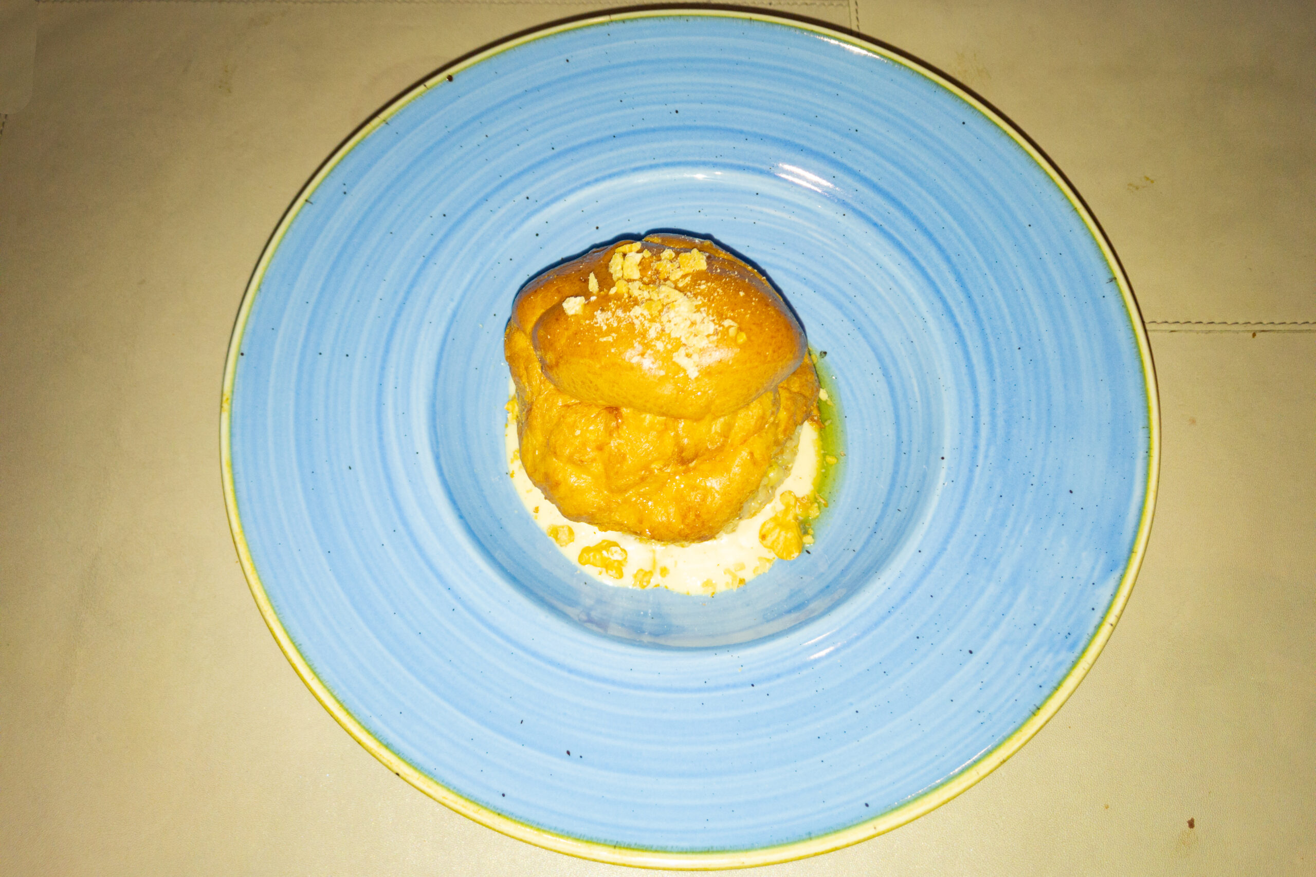 ブカレストで盛り付けられた黄色いママリガと煮込み料理