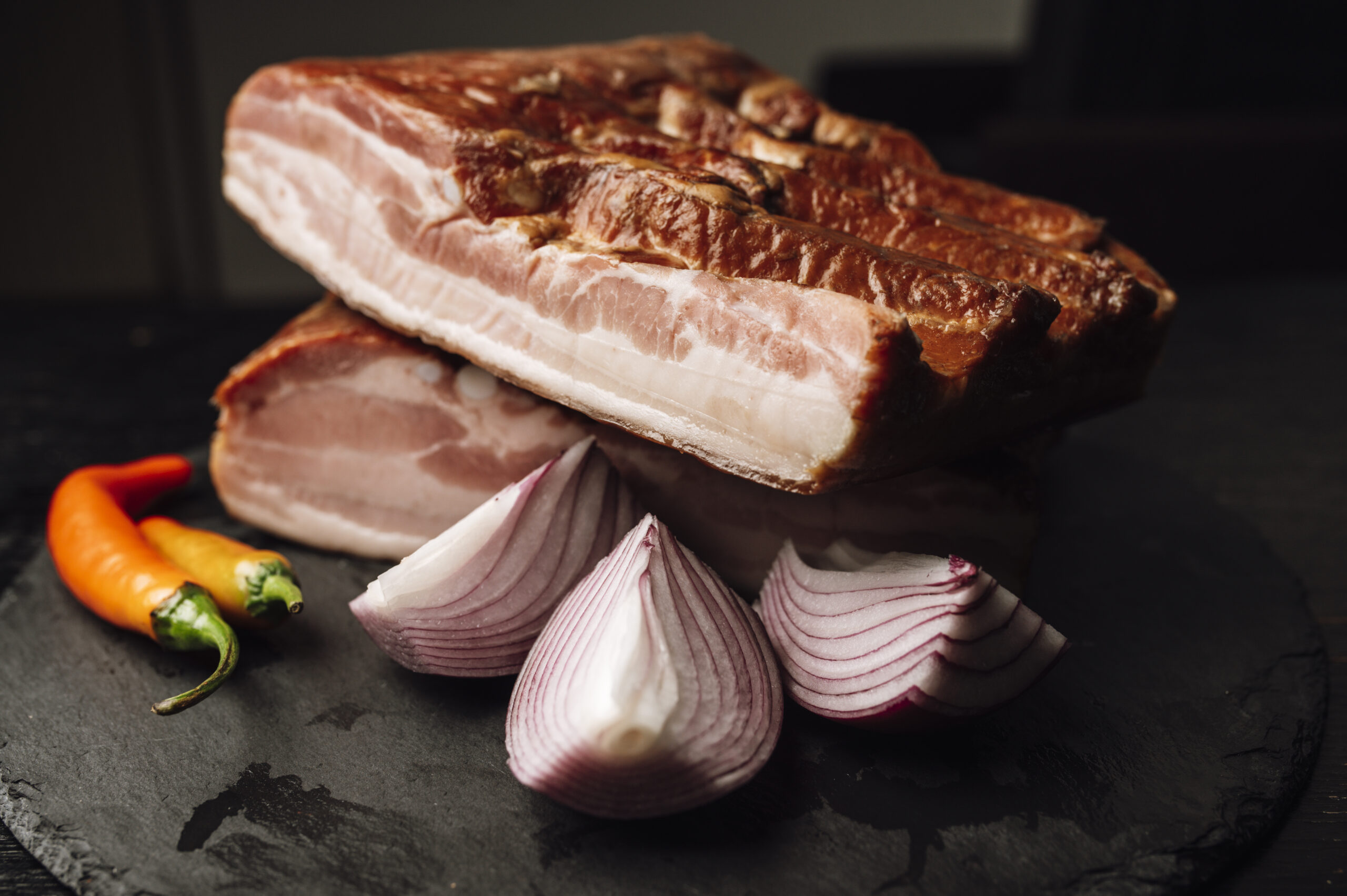パクシャ・パの主要材料を示す豚バラ肉と赤唐辛子