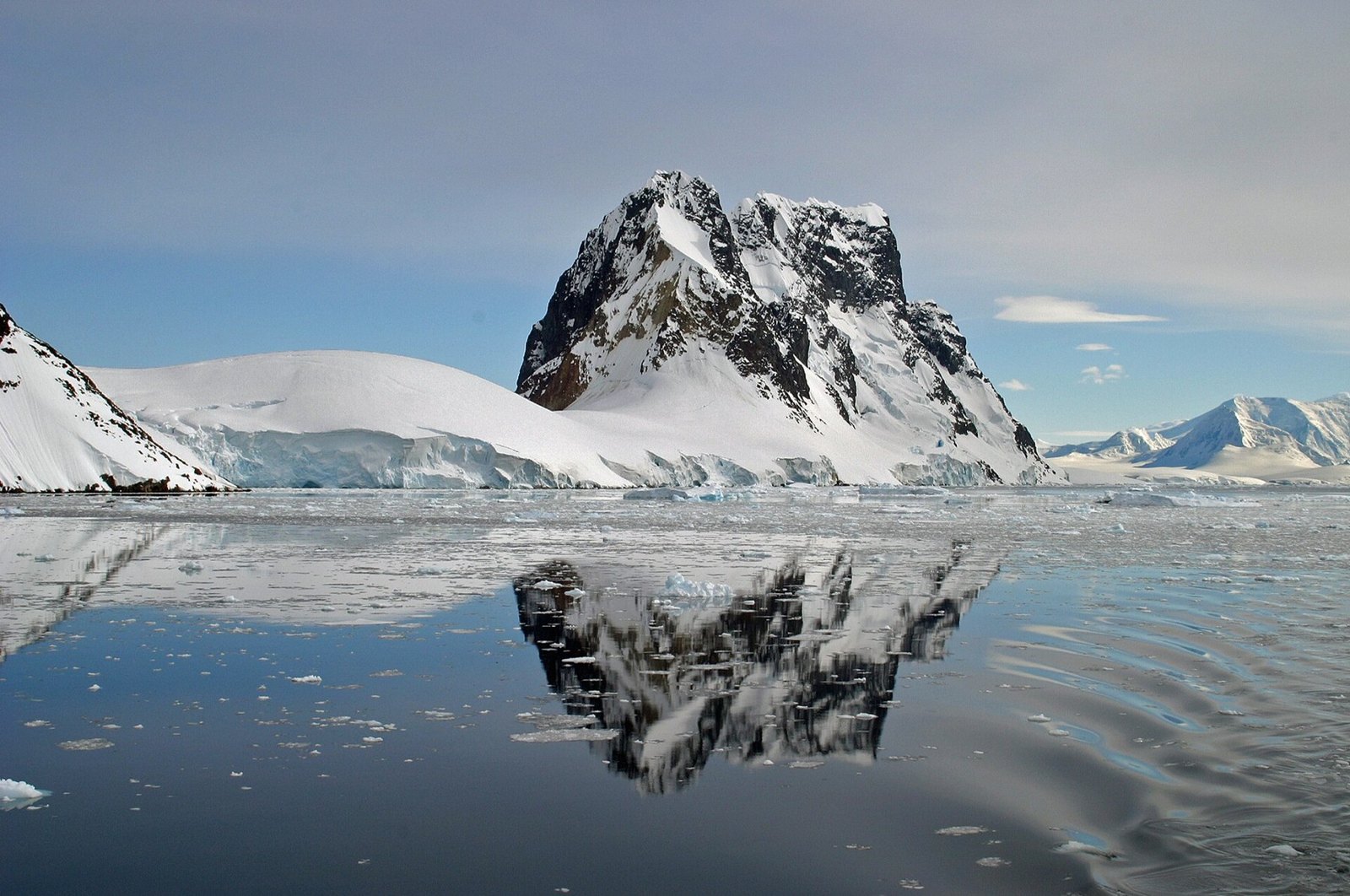 ルメール海峡の山々が海面に映る。氷と岩の大きさを間近に感じる景観（2005年撮影）。