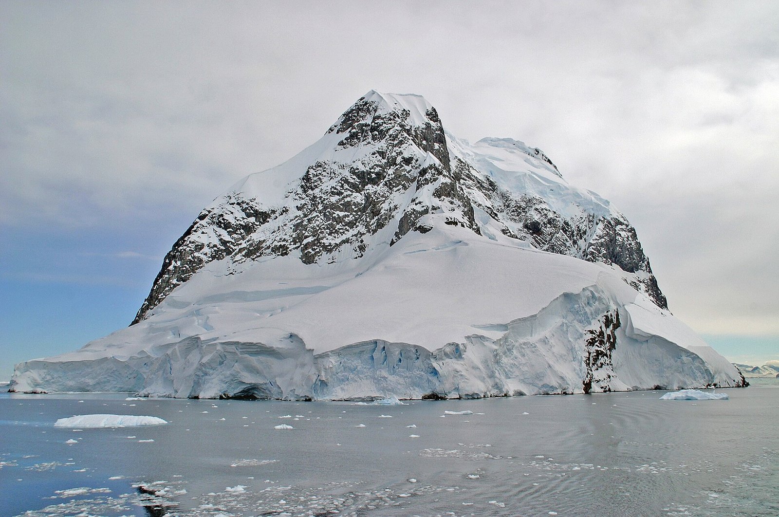 ルメール海峡の氷河と岩壁。明るい雪と暗い岩の重なりは、風景写真の魅力の一つ（2005年）。