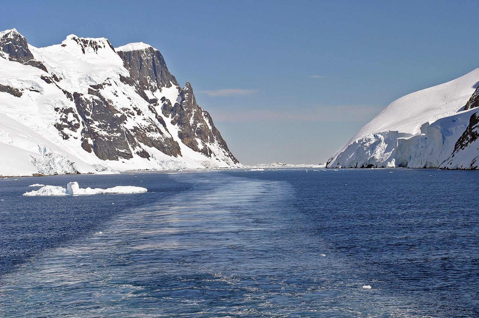 ルメール海峡の細い水路と山々（2005年）。通航は当日の氷況などに左右される。