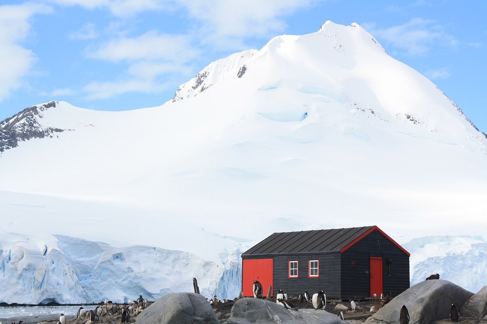 ポート・ロックロイの建物と背後の山（2012年）。歴史的な場所も、指定された範囲で訪れる。
