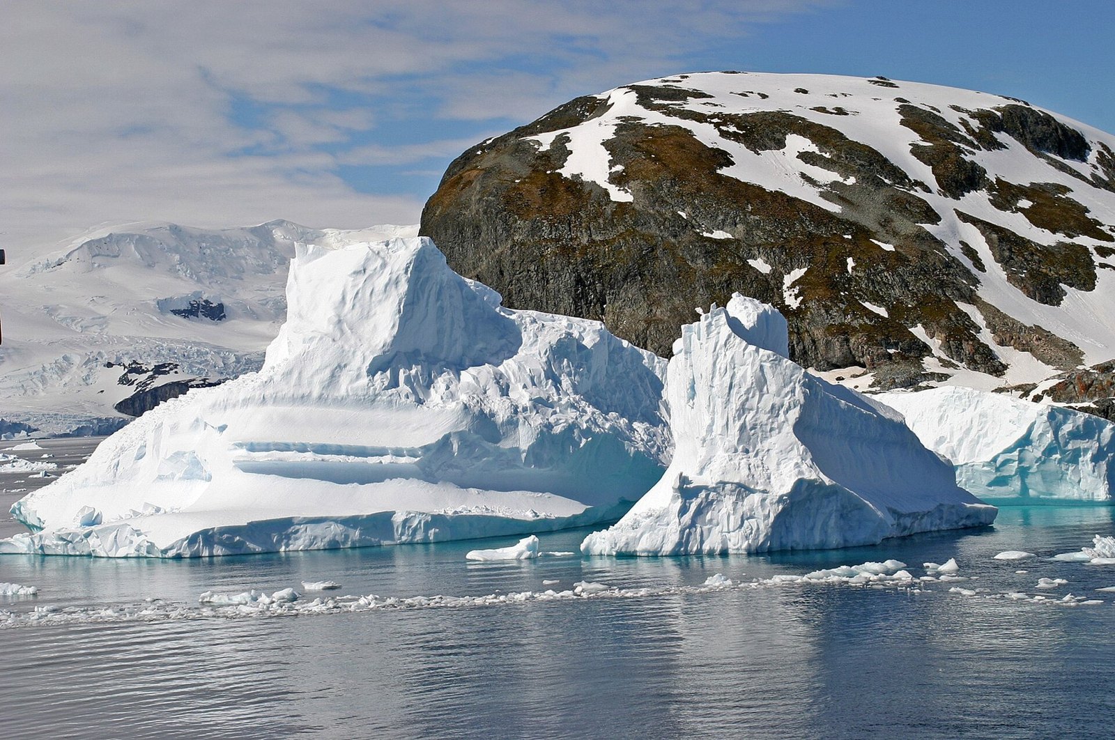 南極の海に浮かぶ氷山（2005年）。氷と海の形は、航海中にも刻々と変わる。