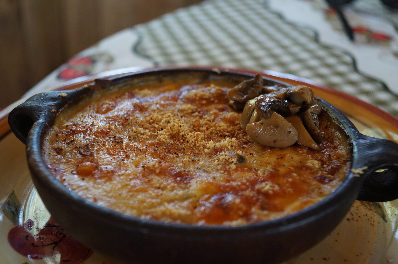 チュペ・デ・セントージャの料理例（2014年）。カニの身を使う温かい焼き料理。La Lunaで撮影された写真ではない。