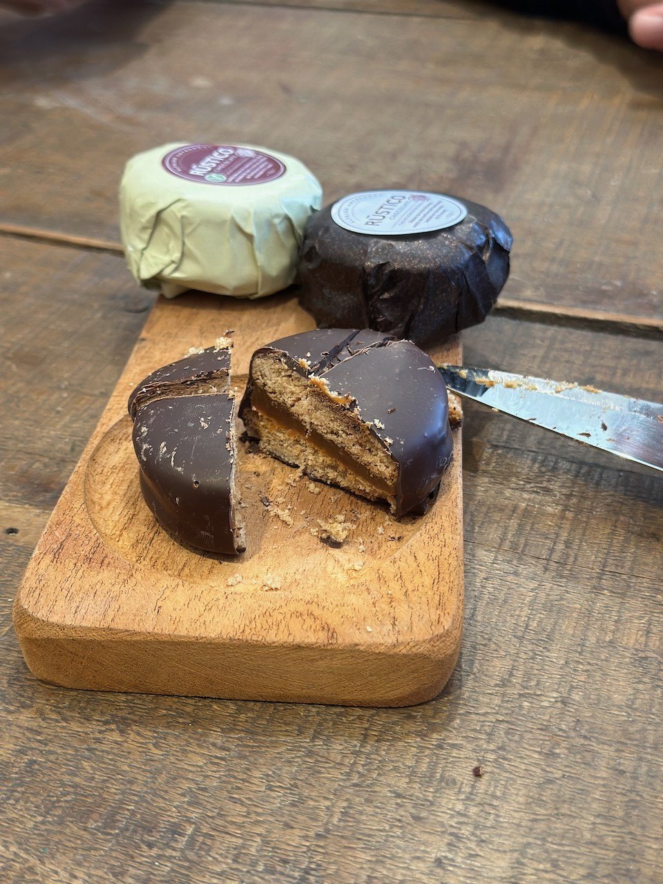 ブエノスアイレスのRústico Chocolateのアルファホール（2024年）。断面に甘いフィリングが見える。本文の港町の店で販売する商品写真ではない。