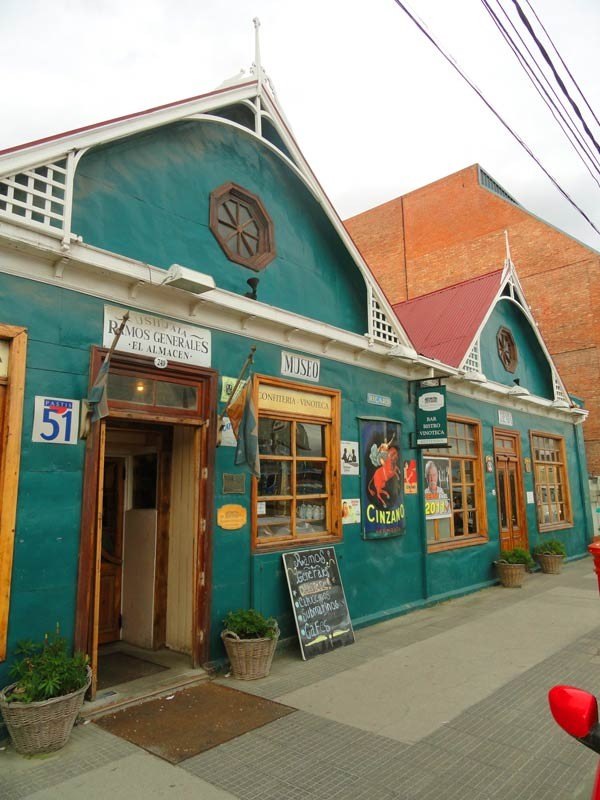 ウシュアイアのRamos Generalesの外観（2011年）。古い商店の趣を伝える記録写真で、現在の看板や価格表示とは異なる場合がある。