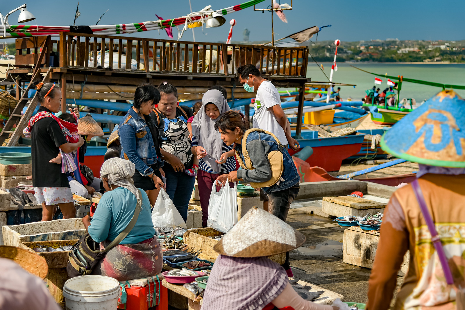 船のそばで開かれるクドンガナンの魚市場
