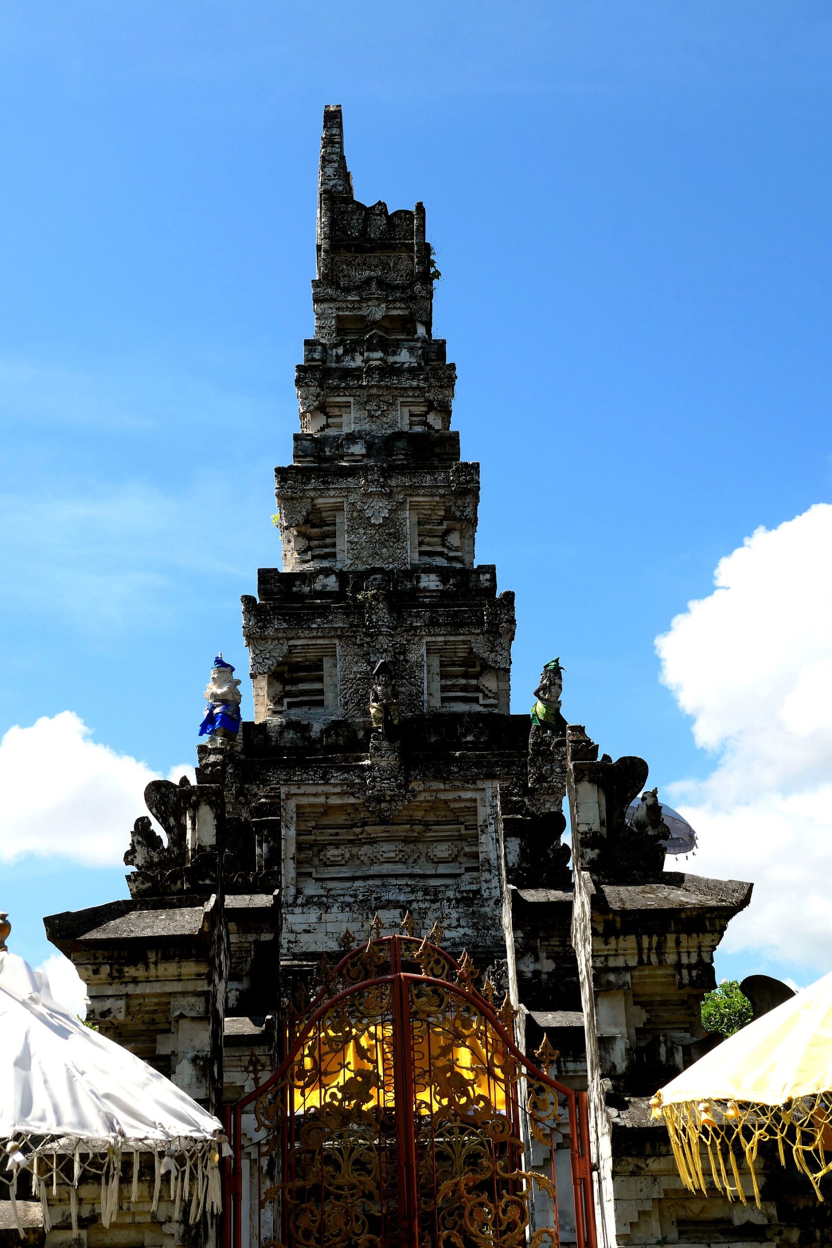 青空に立つジャガッナタ寺院の祠