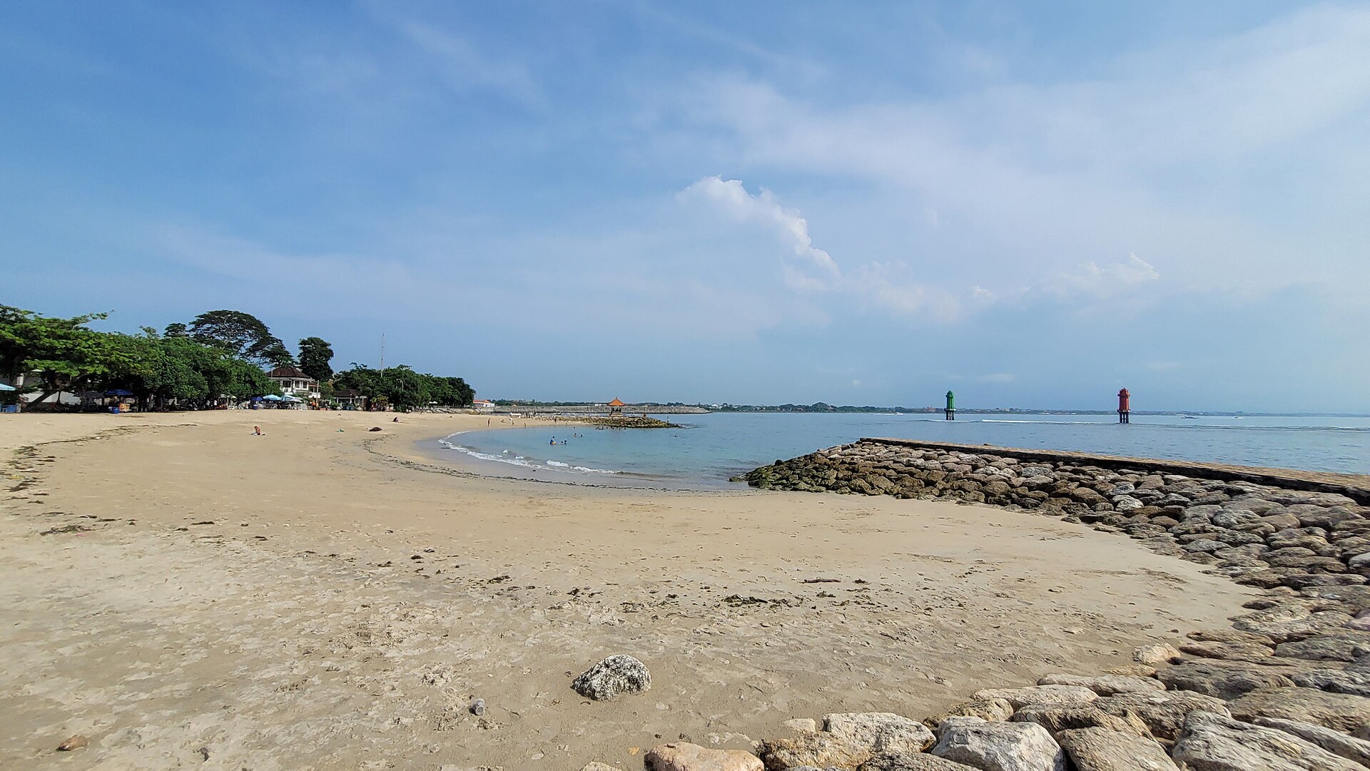 サヌールの砂浜と海岸線