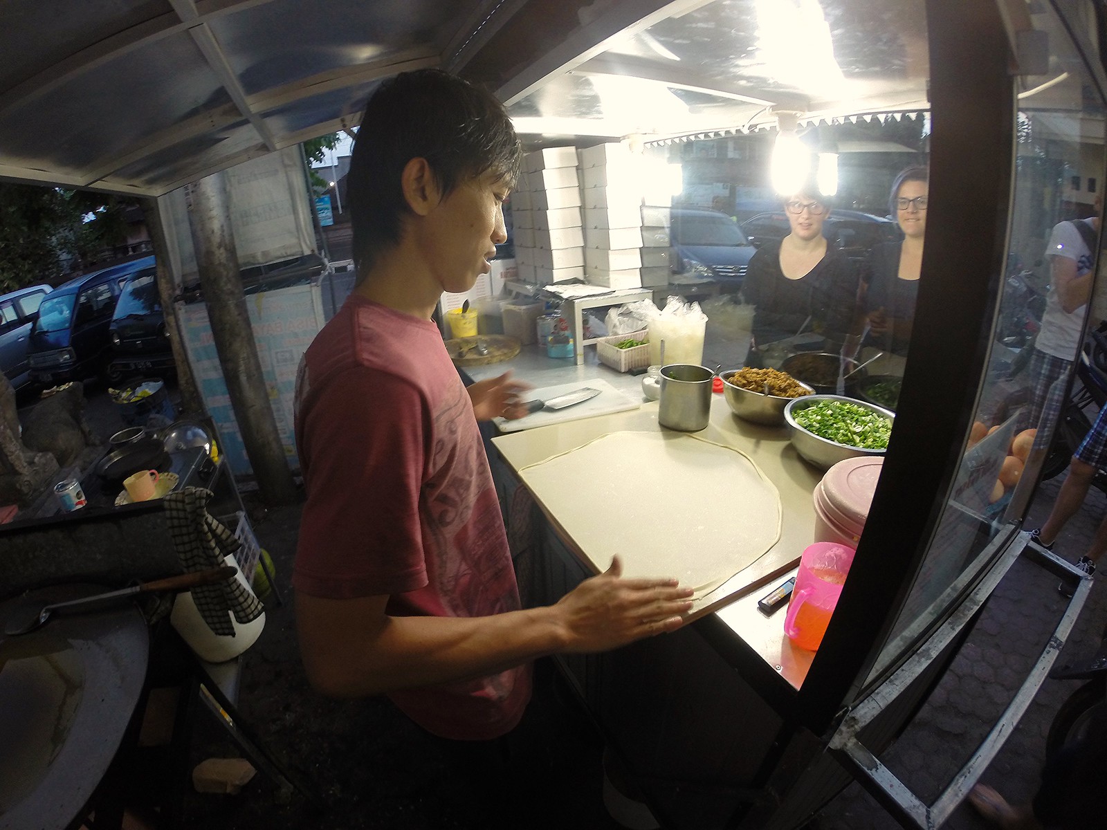 市場で卵料理を作る屋台