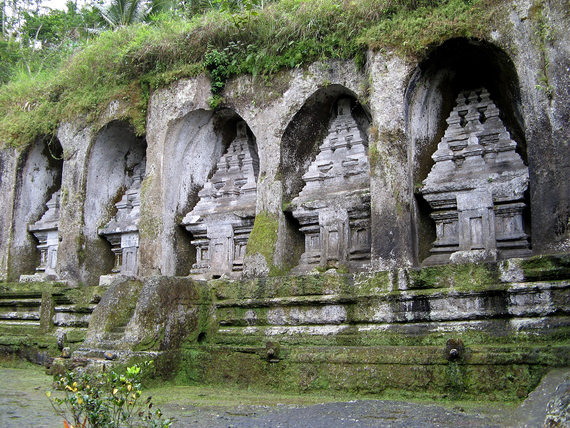 グヌン・カウィの岩壁に刻まれた祠