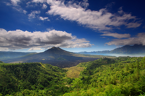 バトゥール山と湖