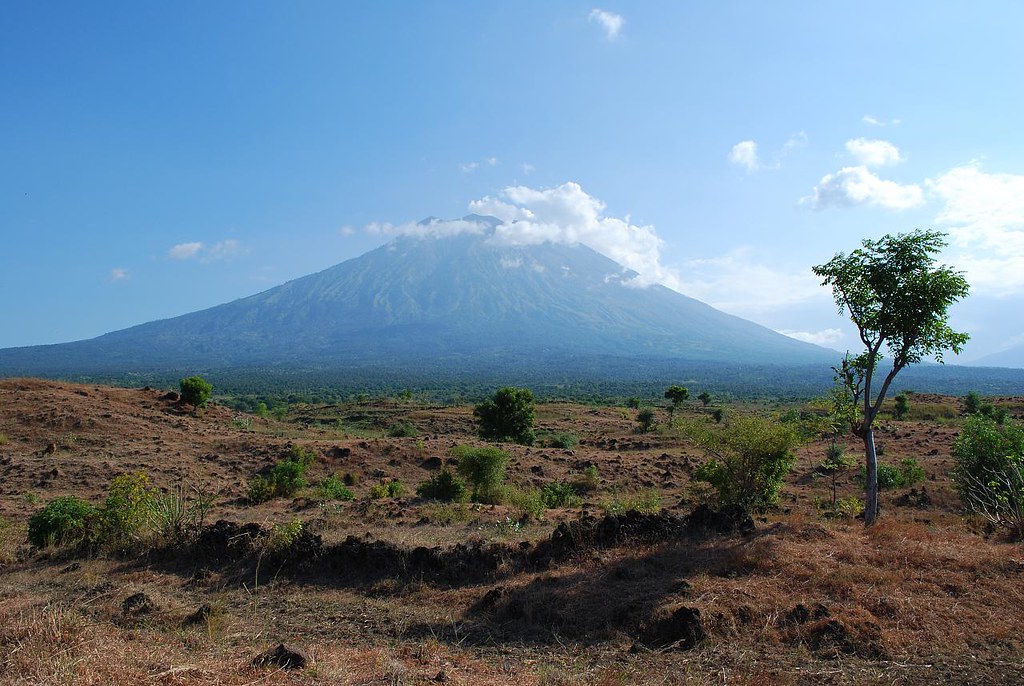 アメッド北側から望むアグン山