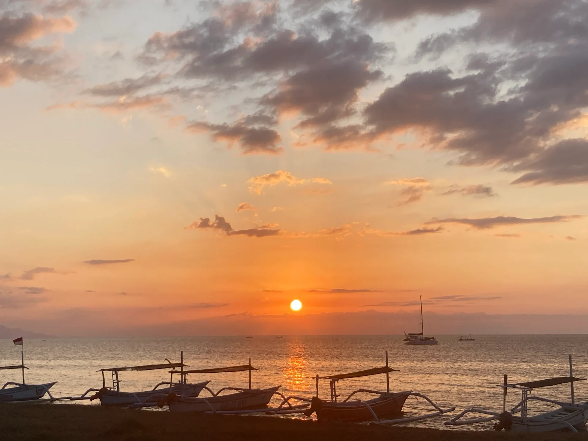船が休むロビナの浜と夕日