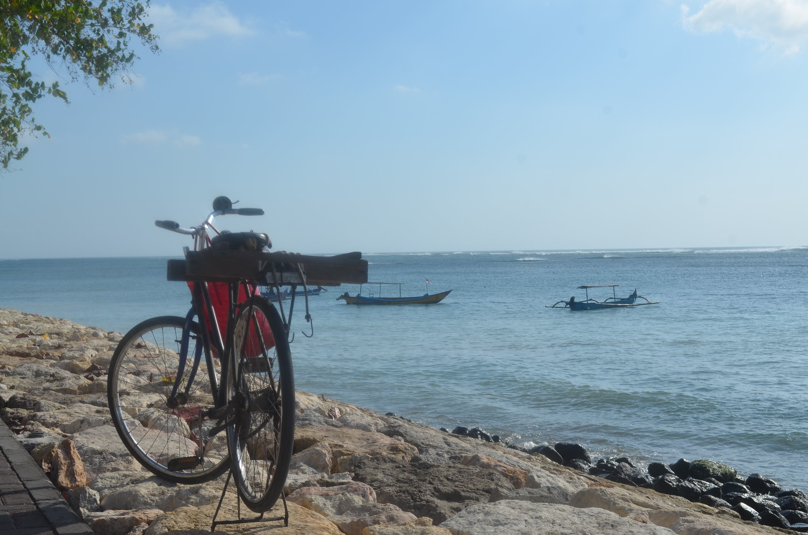 自転車が置かれたクタの海辺