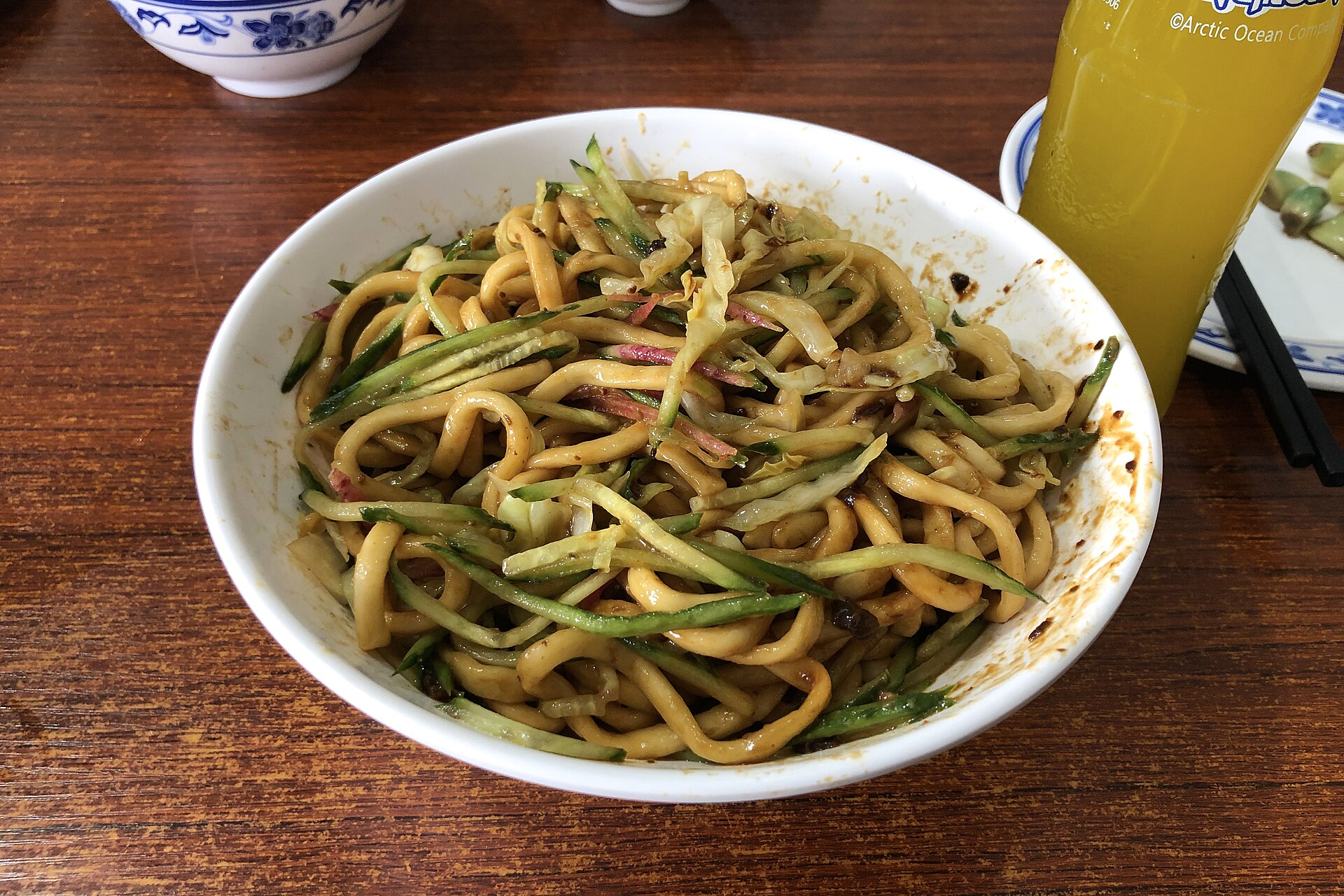 老北京の炸醤麺。具と麺を混ぜて味わう。