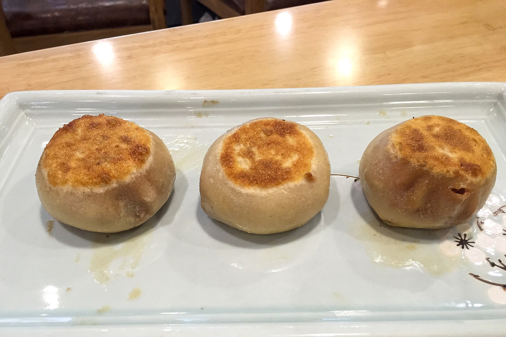 別の店の門釘肉餅。厚みと丸い形が特徴。