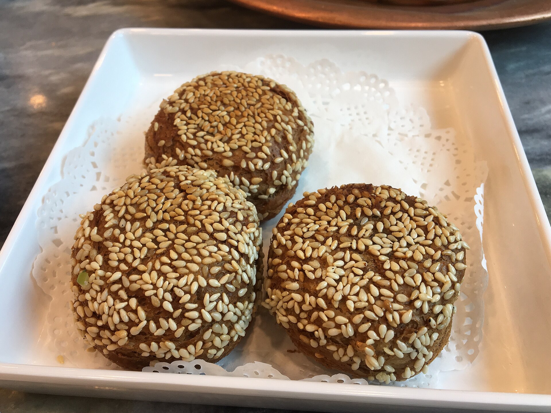 ごまをまとった焼餅。配合や形は店によって異なる。