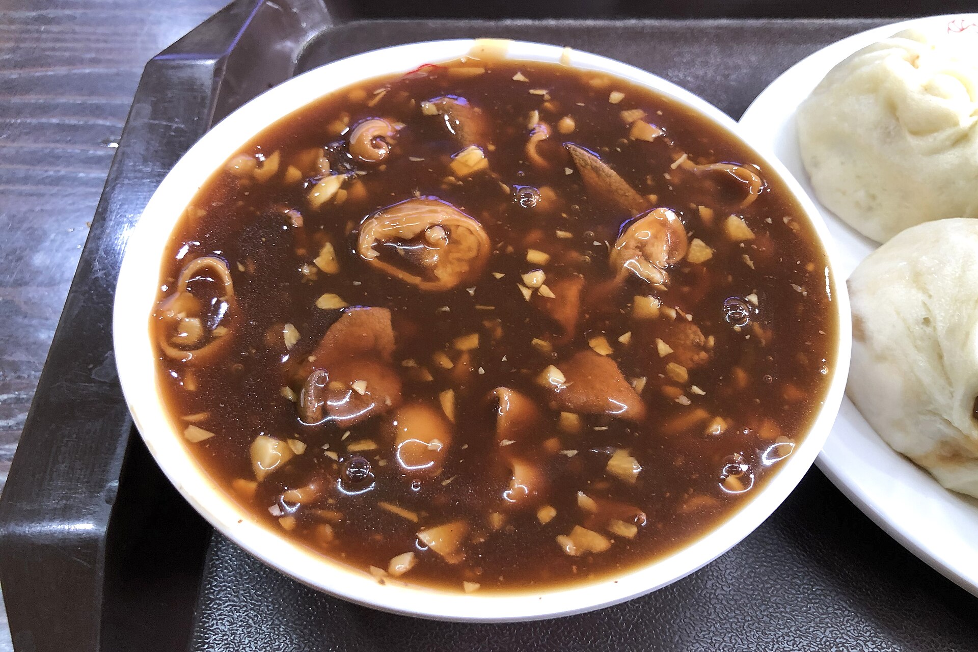 茶色いとろみの中に内臓が入る炒肝。