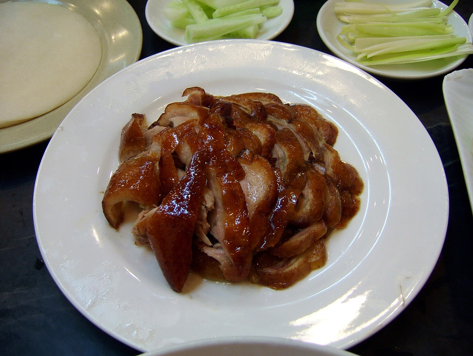 皮と肉を盛り付けた北京ダック。