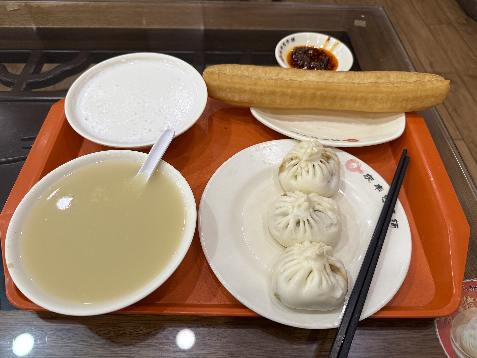 慶豊包子舗の朝食例。手前の包子は具の種類を写真だけでは特定していない。