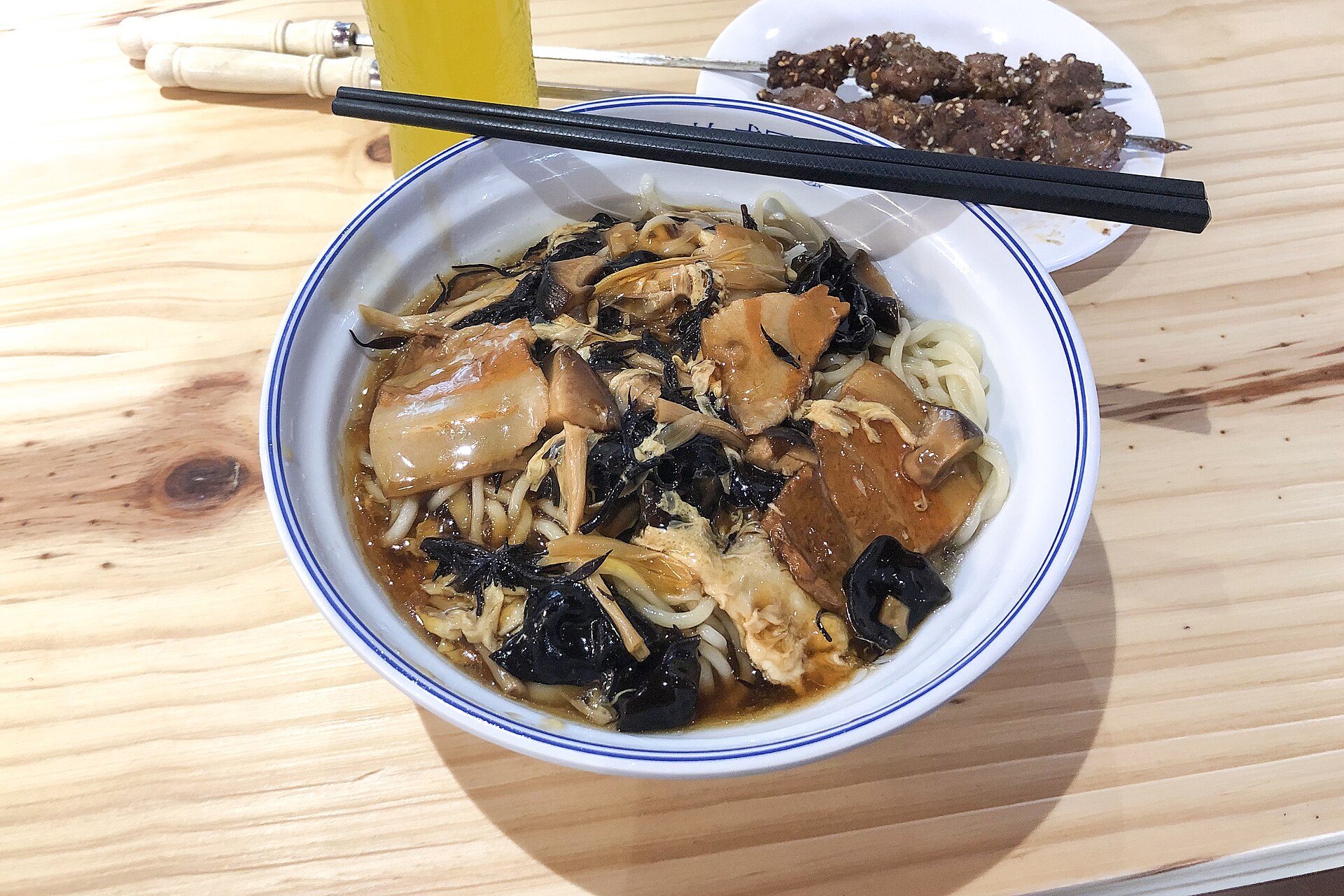 北京で供された打鹵麺。具とあんを麺に絡める。