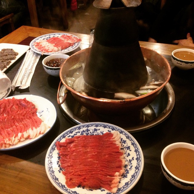 銅鍋と薄切りの羊肉。少しずつ火を通して味わう。