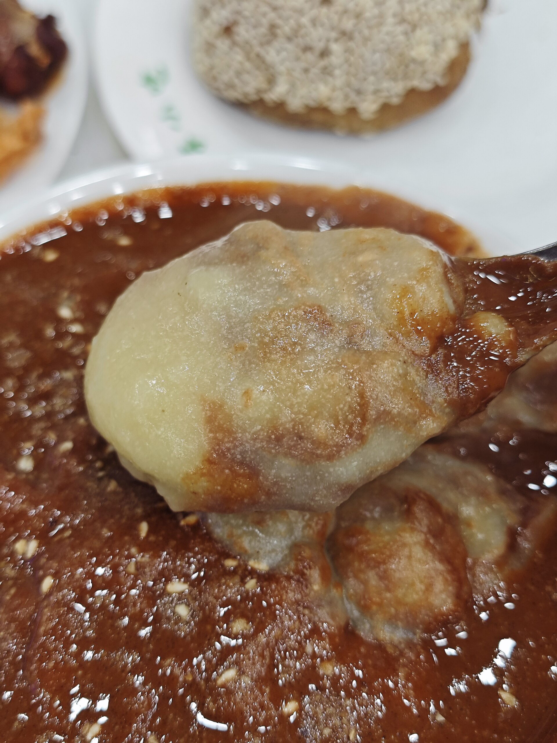 面茶をすくった作例。練りごまの下に、穀粉を炊いた部分がある。