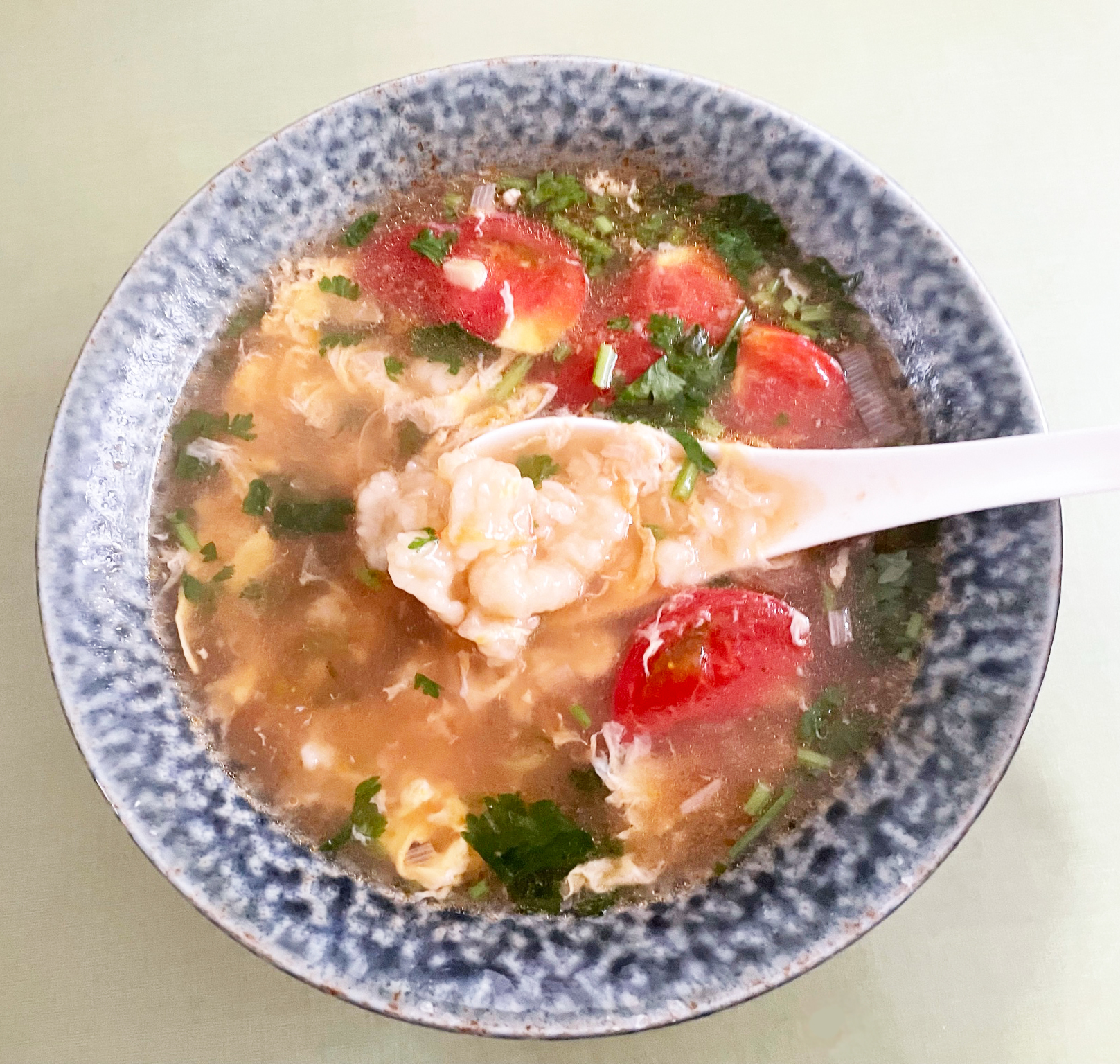 小麦の粒を煮込んだ疙瘩湯。具は店ごとに異なる。