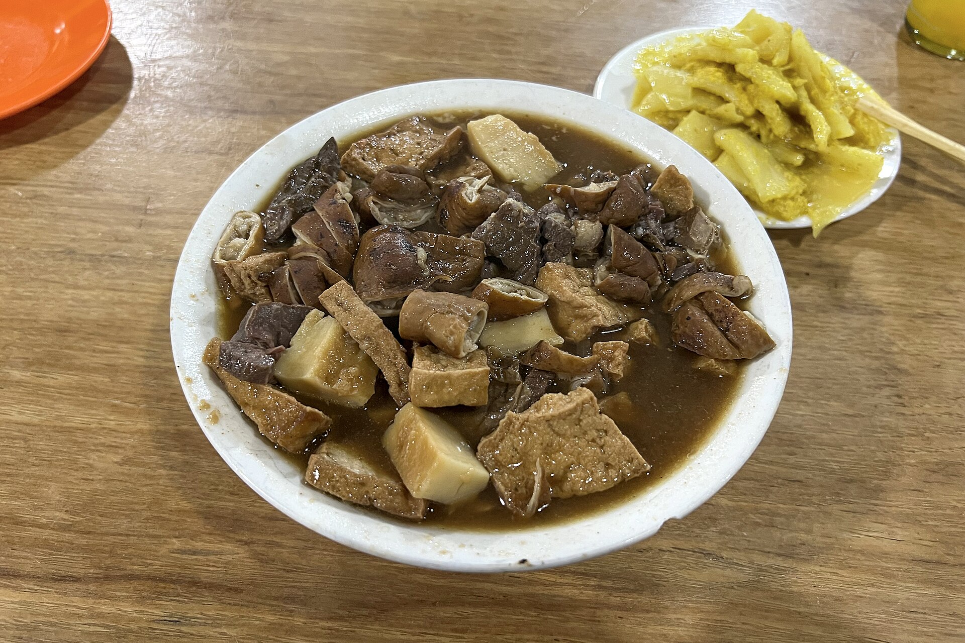 店によって具の大きさや盛り付けも変わる。