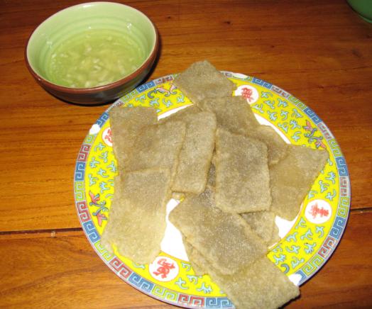 薄く切って揚げた灌腸。にんにくのたれを添える。