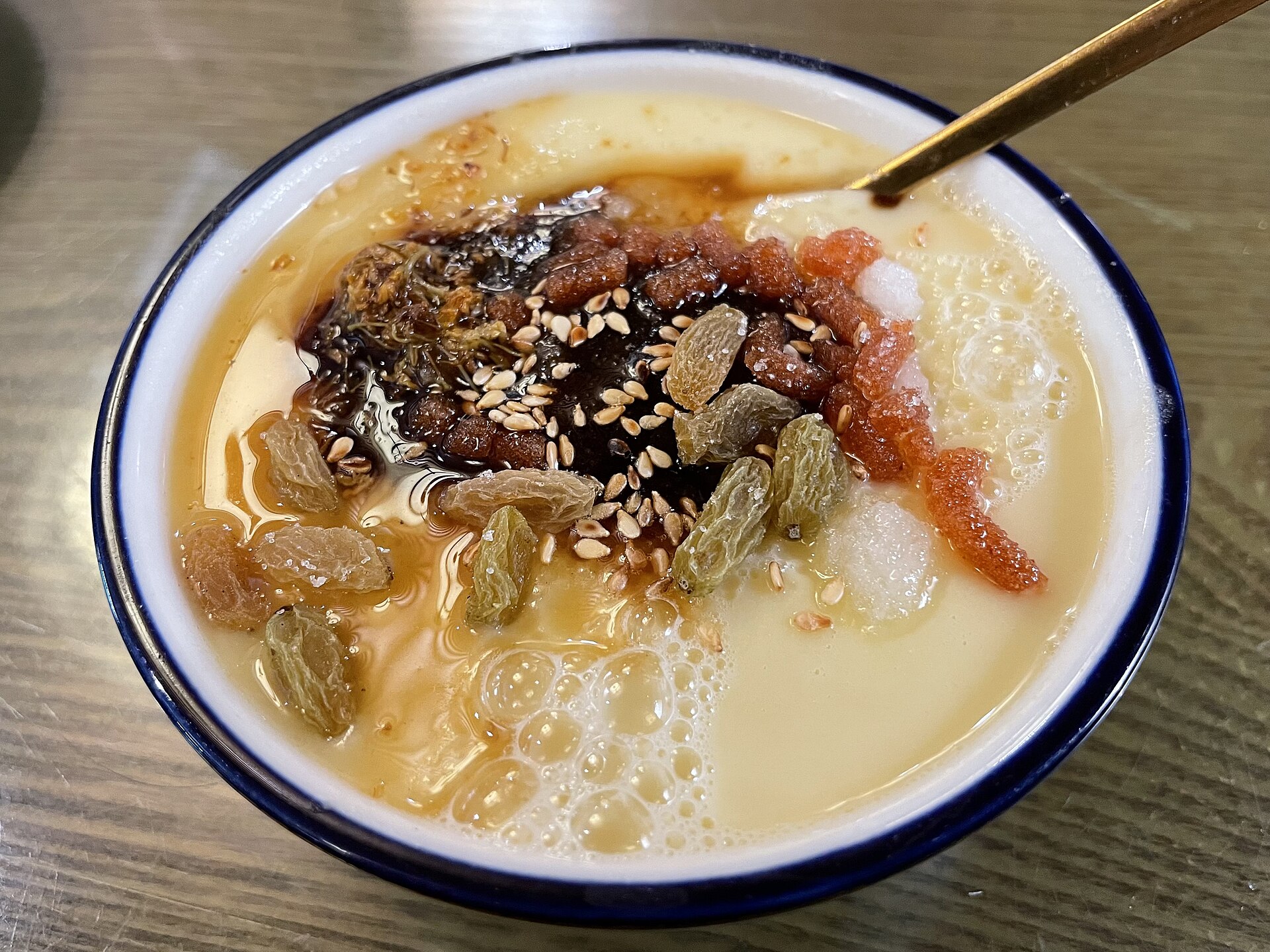 粉を湯で練り、甘い具を載せた茶湯。