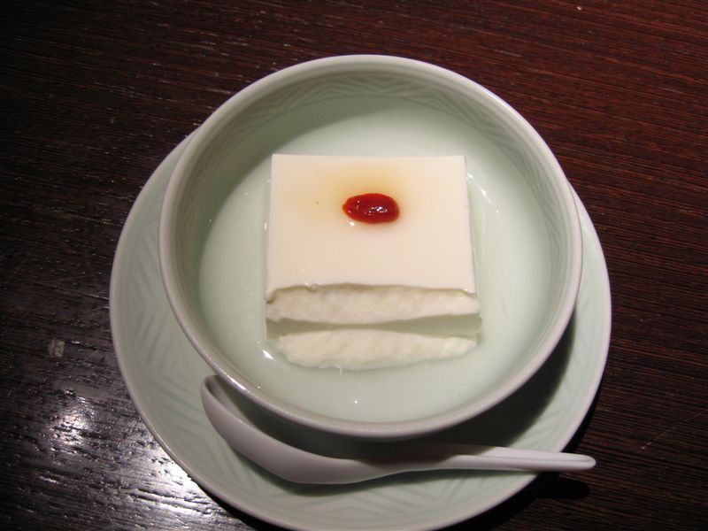 白い杏仁豆腐の一例。固さや添え物は店によって異なる。