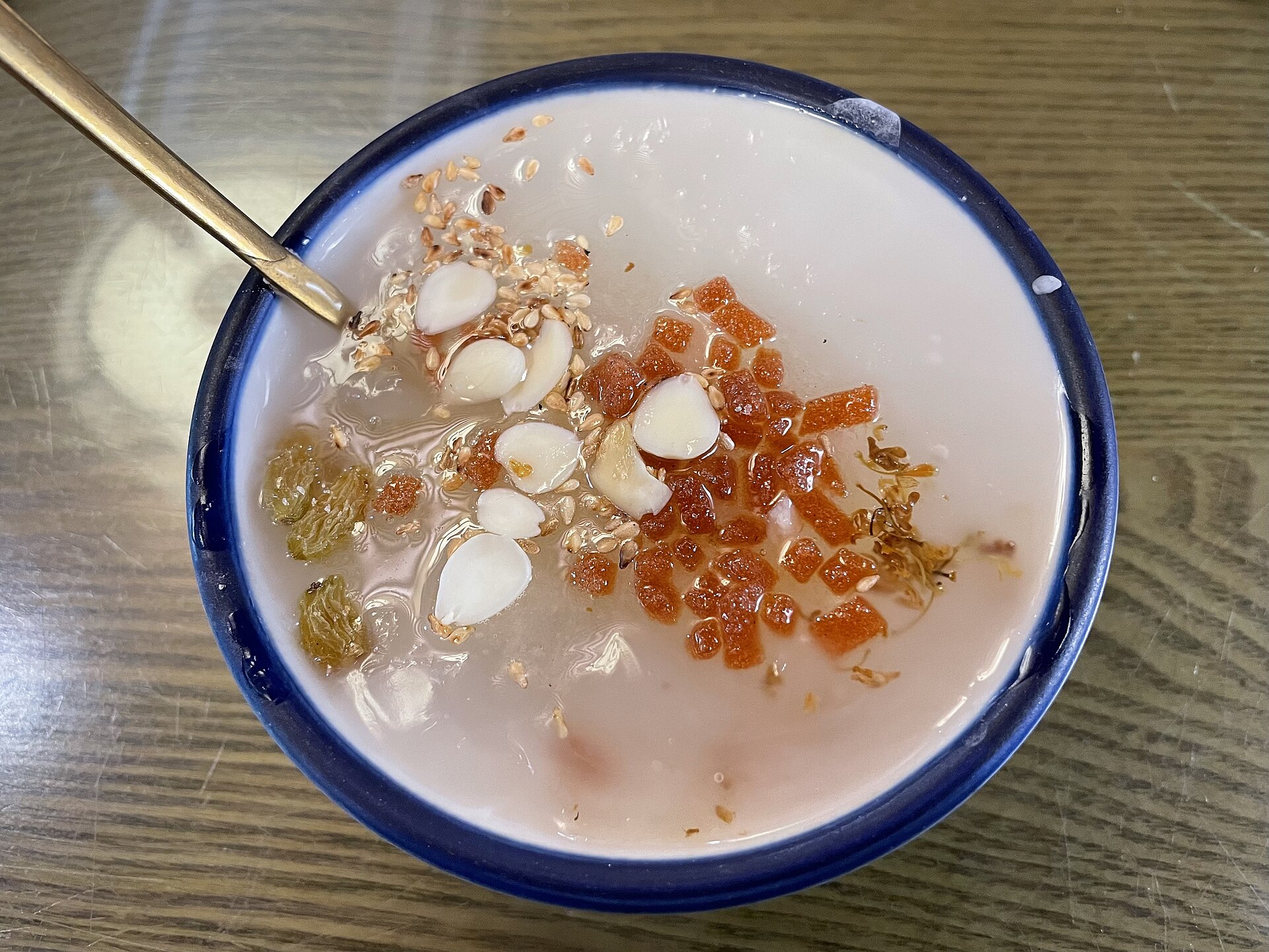 具を載せて供する北京の杏仁茶。