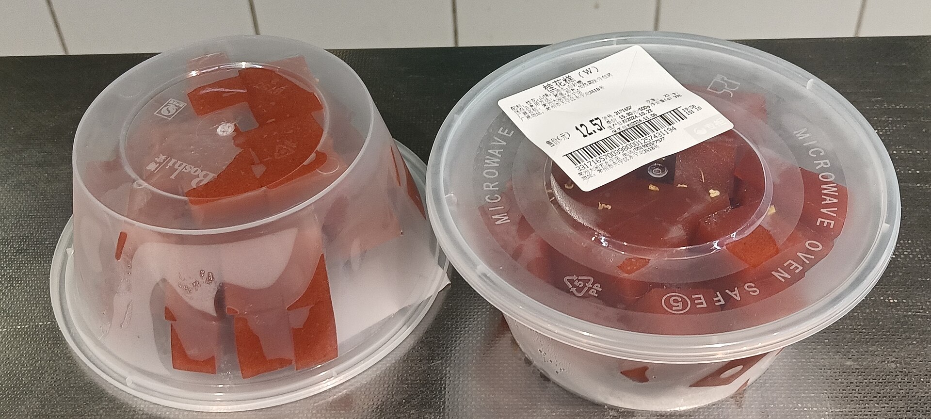 容器に入った山楂糕の作例。さんざしの果肉を固めた赤い菓子です。