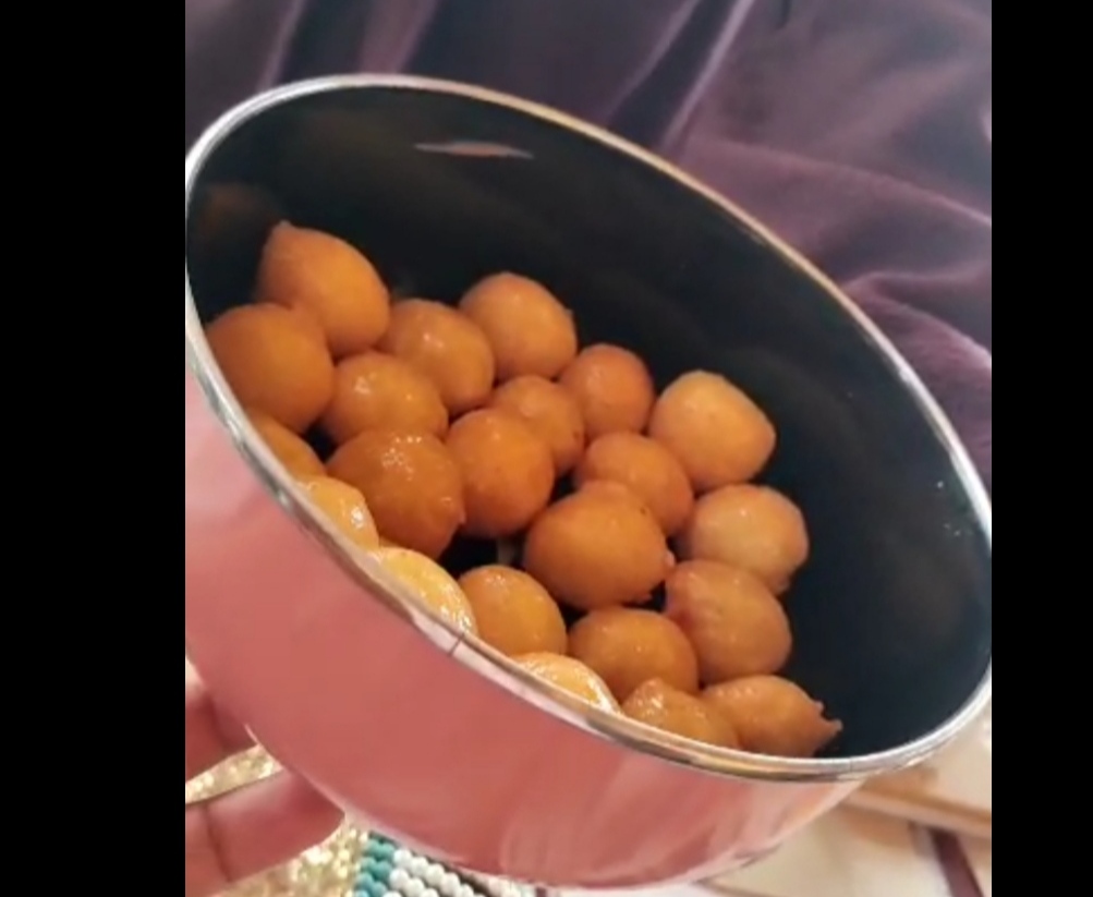 丸い揚げ菓子、ルクマト・アルカーディの作例。