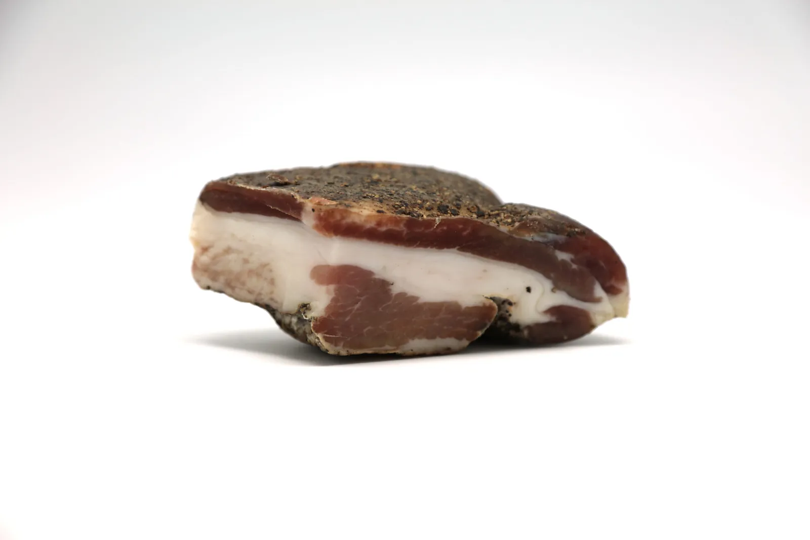 グアンチャーレの断面。豚頬肉の脂と赤身の層
