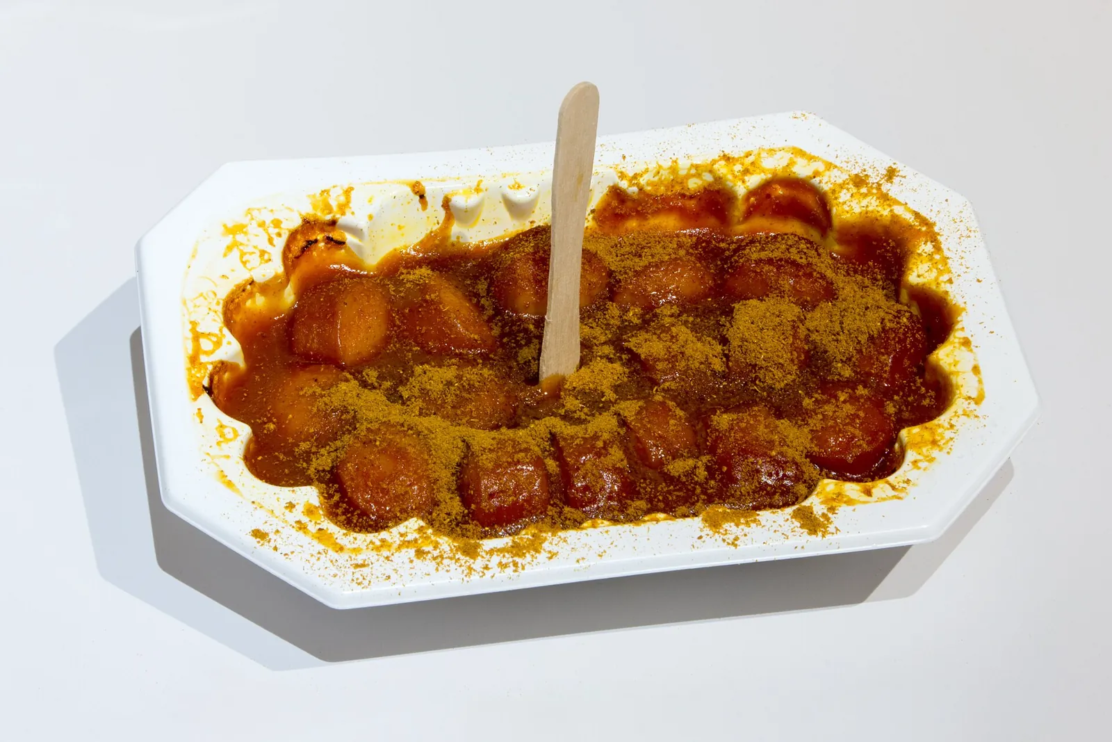 市販のCurry King extra scharfを温め、付属の粉をかけた例。特定の屋台の料理とは区別する。