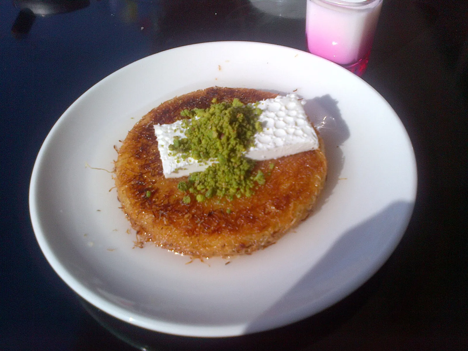 カイマク（乳脂のクリーム）を添えたキュネフェ