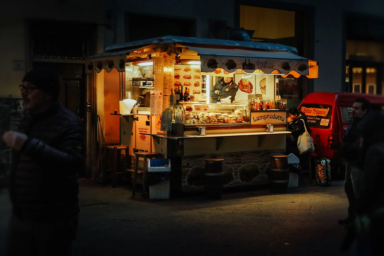 明かりをともすトリッパの屋台（2018年2月）