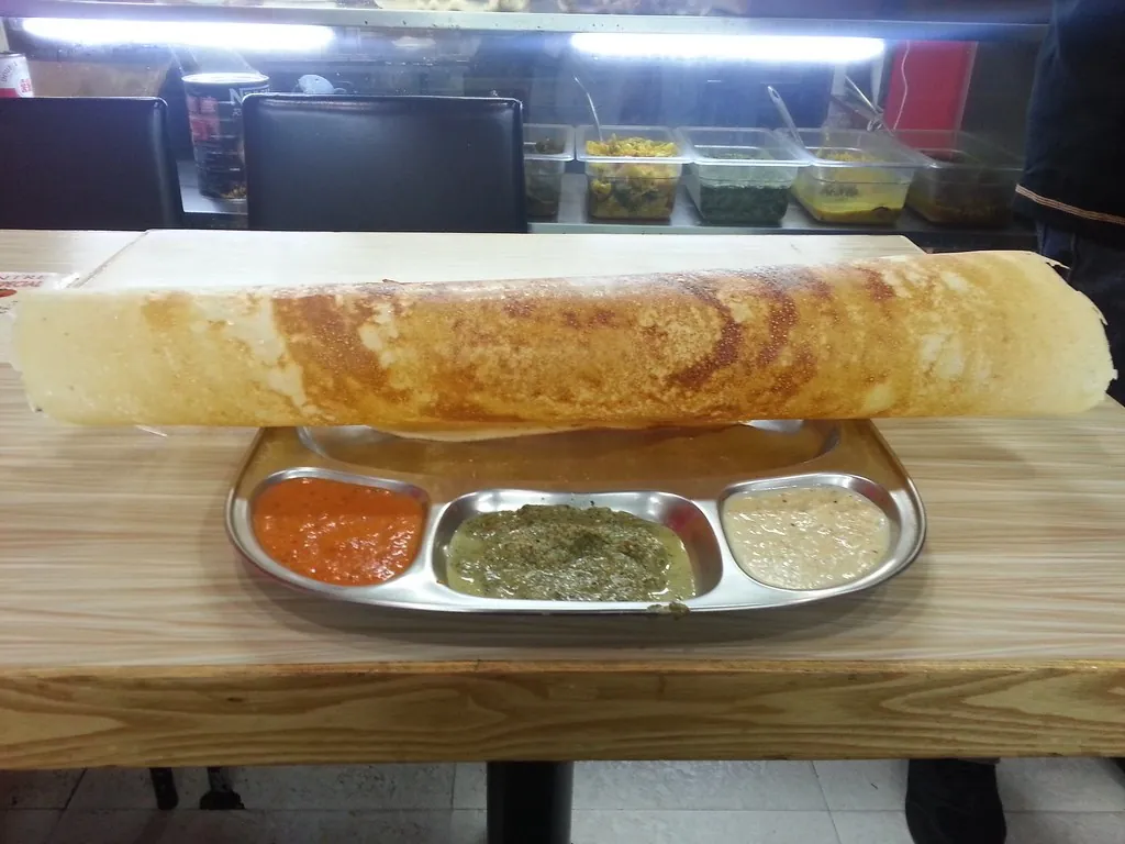 ギーを使って焼いたドーサと3種の付け合わせ